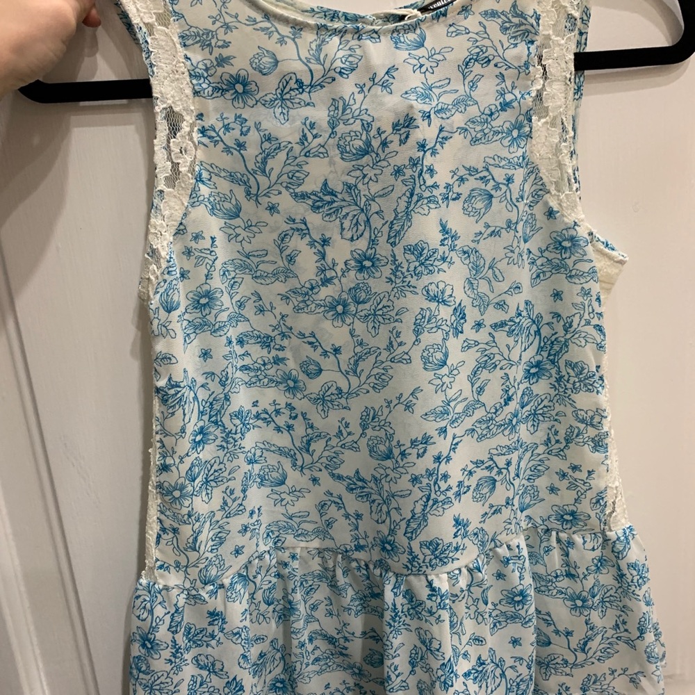 Patterned peplum style flowy top with lace sides